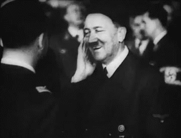 - Mein führer, ma pan dziś wyjątkowo piękną fryzurę – - Hans, przestań, bo się zawstydzę! 