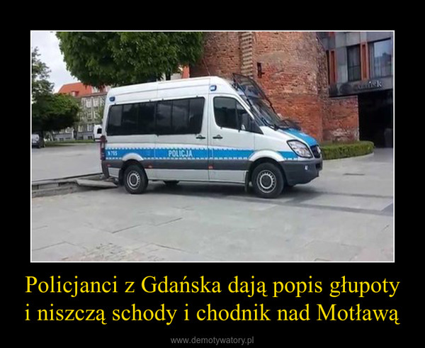Policjanci z Gdańska dają popis głupoty i niszczą schody i chodnik nad Motławą –  