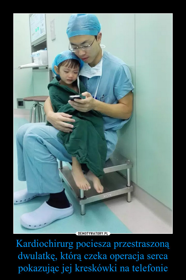 Kardiochirurg pociesza przestraszoną dwulatkę, którą czeka operacja serca pokazując jej kreskówki na telefonie –  