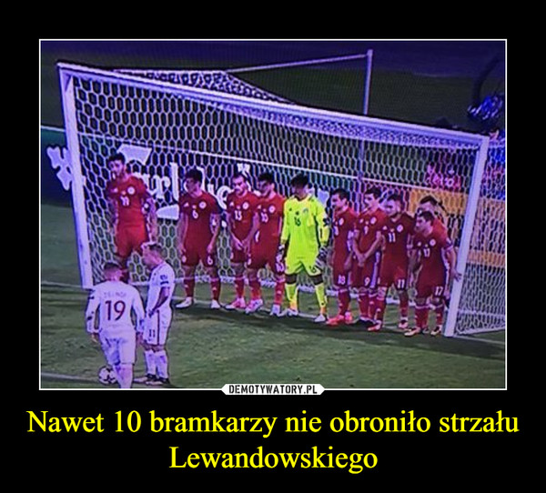 Nawet 10 bramkarzy nie obroniło strzału Lewandowskiego –  
