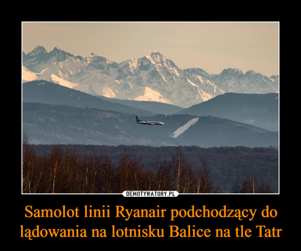 Samolot linii Ryanair podchodzący do lądowania na lotnisku Balice na tle Tatr