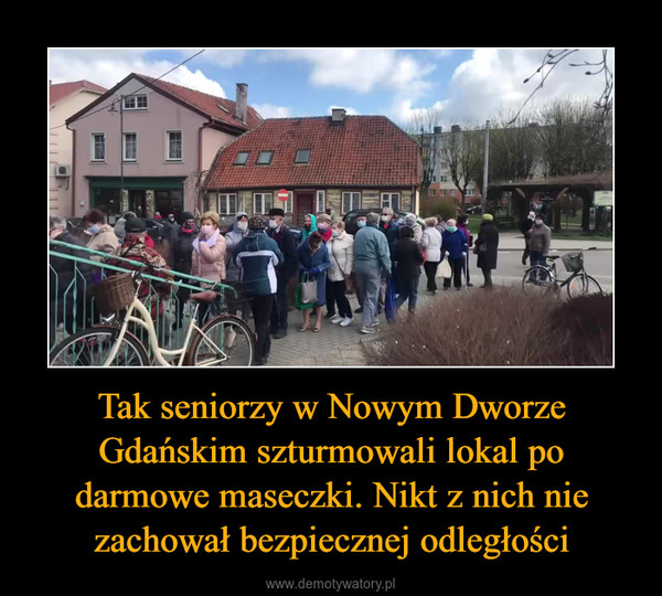 Tak seniorzy w Nowym Dworze Gdańskim szturmowali lokal po darmowe maseczki. Nikt z nich nie zachował bezpiecznej odległości –  