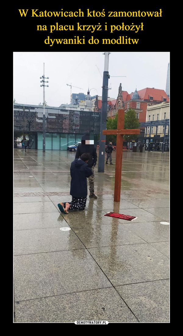 W Katowicach ktoś zamontował 
na placu krzyż i położył 
dywaniki do modlitw