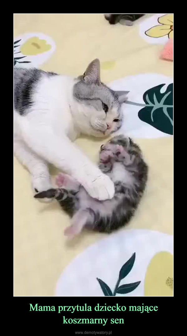 Mama przytula dziecko mające koszmarny sen –  