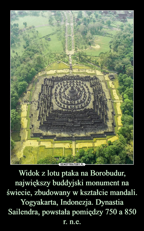 Widok z lotu ptaka na Borobudur, największy buddyjski monument na świecie, zbudowany w kształcie mandali. Yogyakarta, Indonezja. Dynastia Sailendra, powstała pomiędzy
750 a 850 r. n.e.