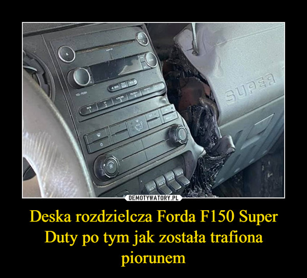 Deska rozdzielcza Forda F150 Super Duty po tym jak została trafiona piorunem –  