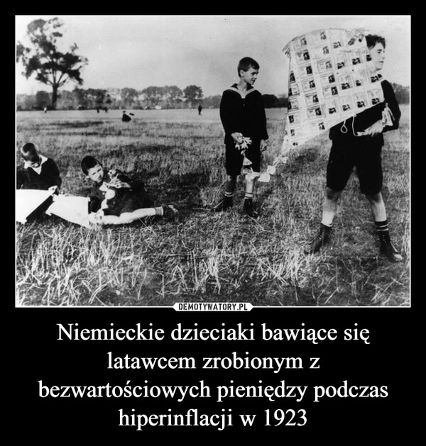 Niemieckie dzieciaki bawiące się latawcem zrobionym z bezwartościowych pieniędzy podczas hiperinflacji w 1923