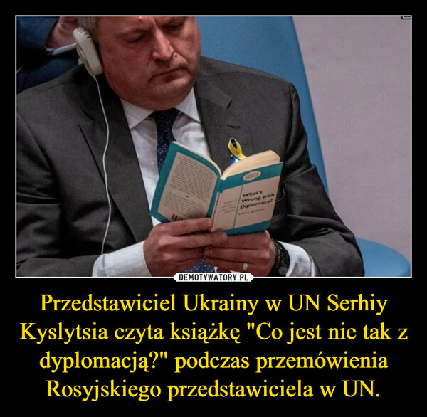 Przedstawiciel Ukrainy w UN Serhiy Kyslytsia czyta książkę "Co jest nie tak z dyplomacją?" podczas przemówienia Rosyjskiego przedstawiciela w UN. –  