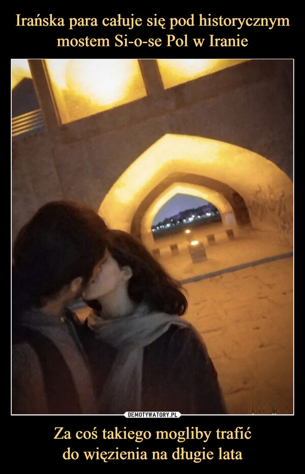Irańska para całuje się pod historycznym mostem Si-o-se Pol w Iranie Za coś takiego mogliby trafić
do więzienia na długie lata