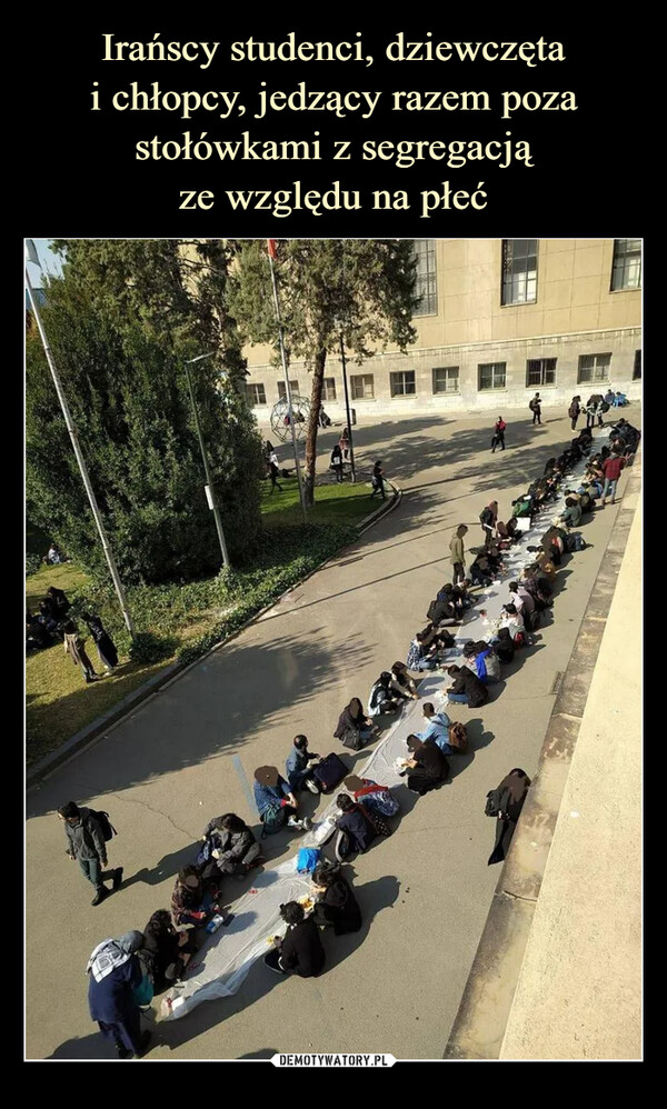 Irańscy studenci, dziewczęta
i chłopcy, jedzący razem poza stołówkami z segregacją
ze względu na płeć