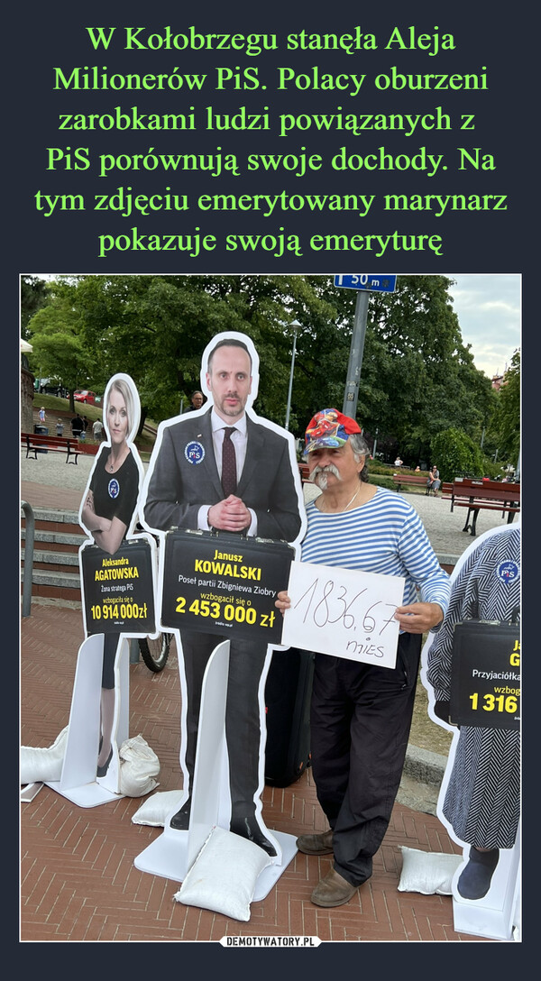 W Kołobrzegu stanęła Aleja Milionerów PiS. Polacy oburzeni zarobkami ludzi powiązanych z 
PiS porównują swoje dochody. Na tym zdjęciu emerytowany marynarz pokazuje swoją emeryturę