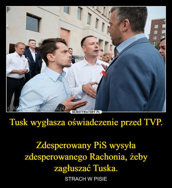 Tusk wygłasza oświadczenie przed TVP.Zdesperowany PiS wysyła zdesperowanego Rachonia, żeby zagłuszać Tuska. – STRACH W PISIE AGENCJA Wyborcza.pl