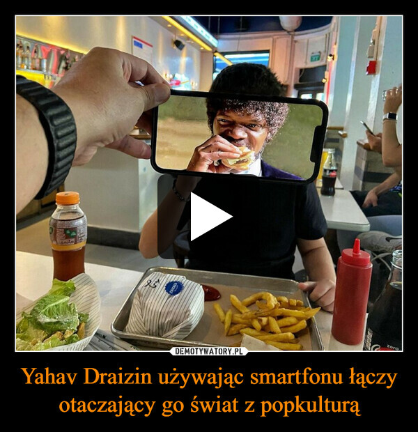 Yahav Draizin używając smartfonu łączy otaczający go świat z popkulturą