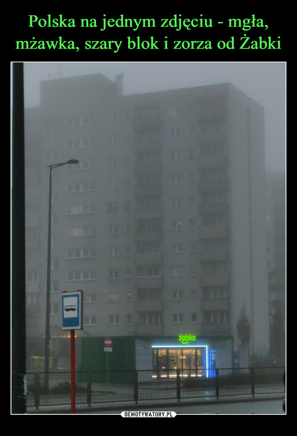 Polska na jednym zdjęciu - mgła, mżawka, szary blok i zorza od Żabki